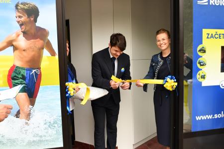 Prerez slavnostnega otvoritvenega traku direktorica marketinga Lucija Kac Klančnik, direktorica franšiz Bojana Krapež in vodja poslovne enote Ravne na Koroškem Domen Medvoz